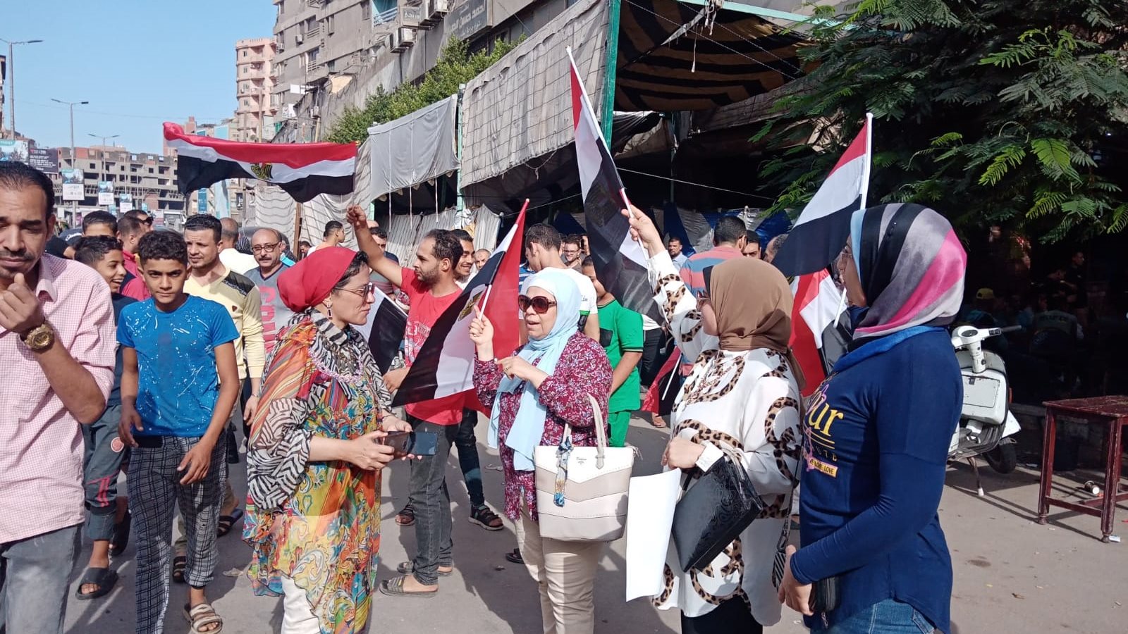 مواطنوا الغربية يرفعون رايات واعلام مصرية 