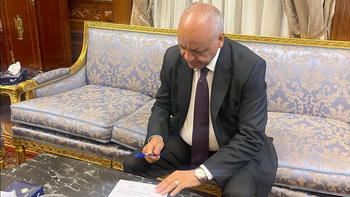 مصطفى بكرى يوقع توكيلا لترشيح السيسي 