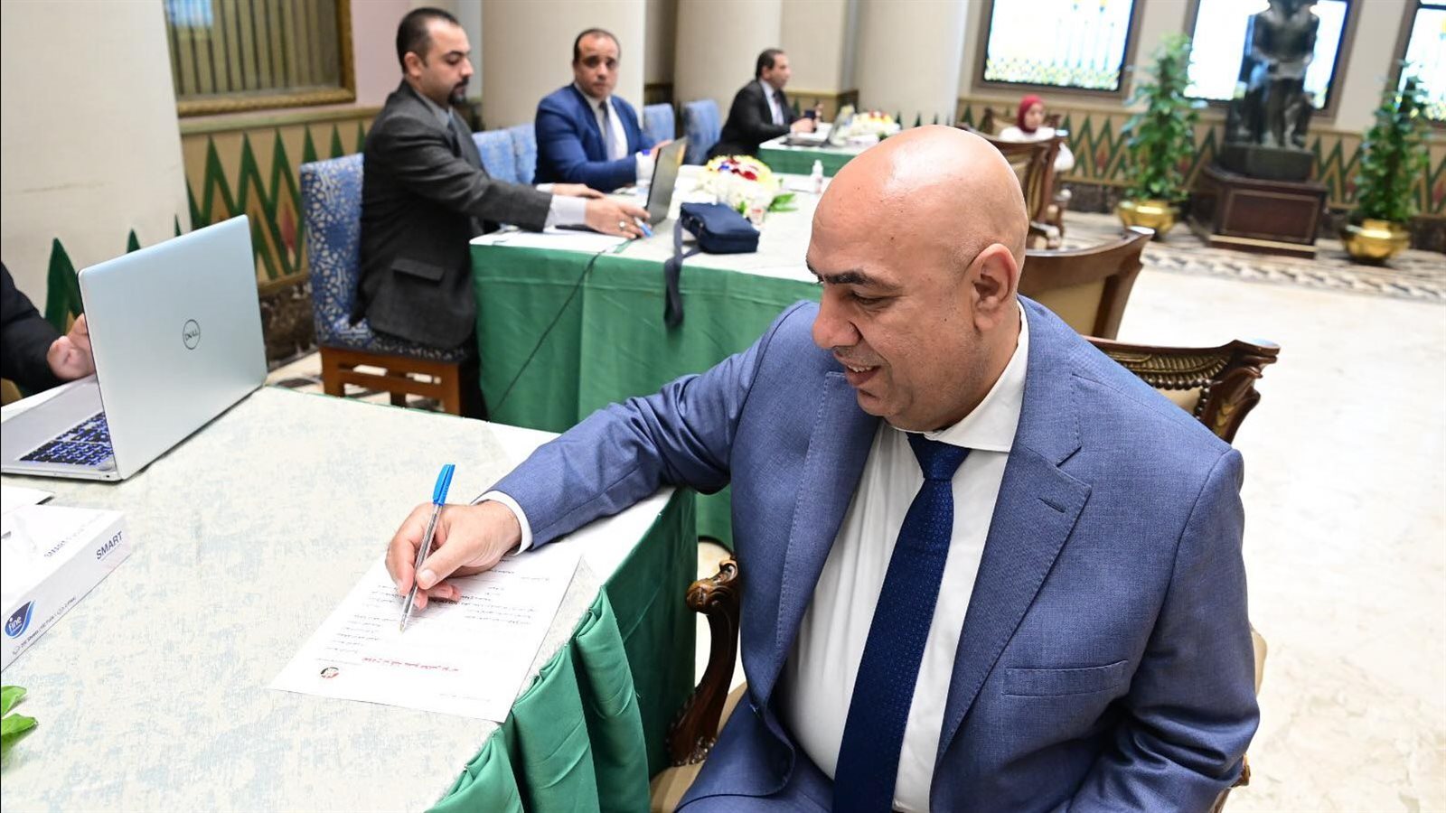النائب علاء عبد النبى يوقع استمارة تزكية ترشح الرئيس السيسى