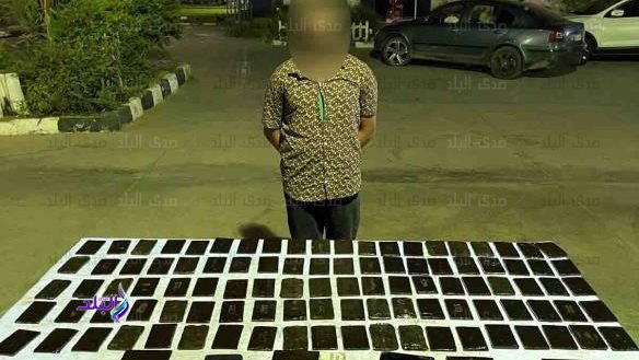 المتهم وامامه المضبوطات
