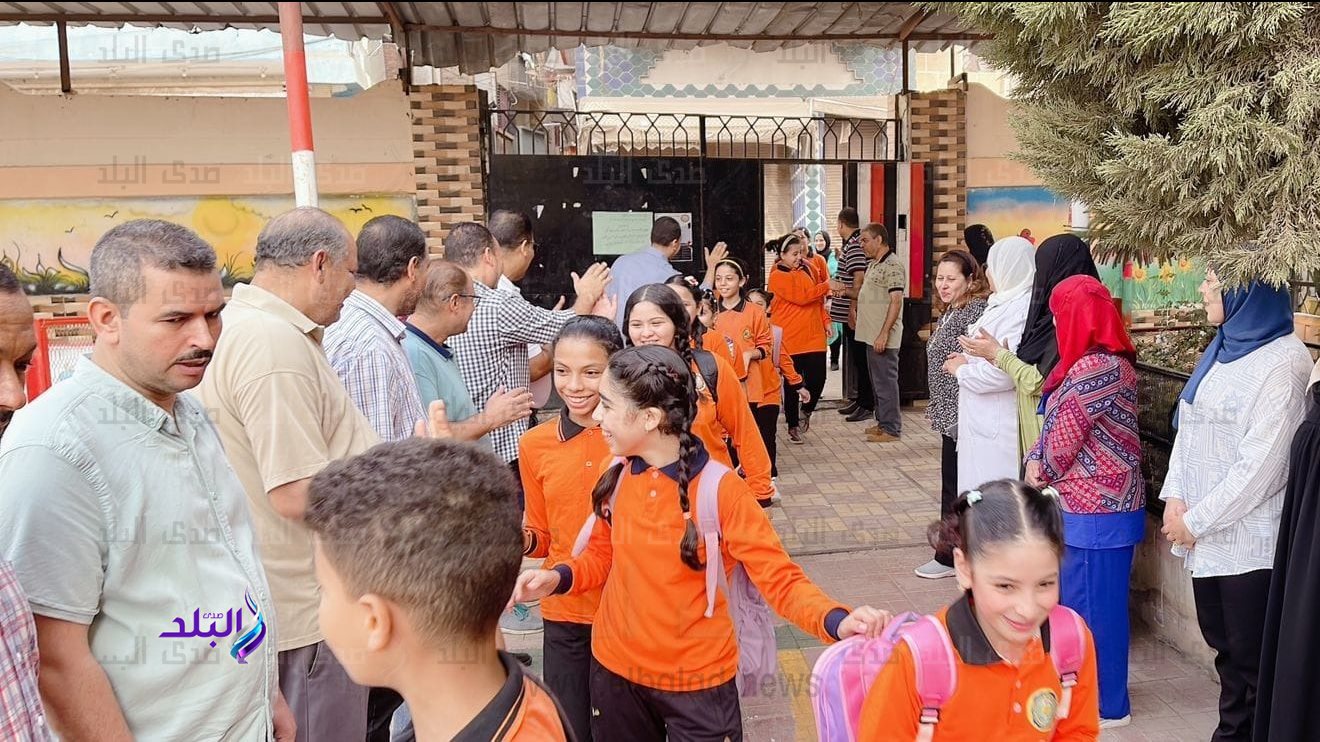 المدرسون يستقبلون طلابهم 