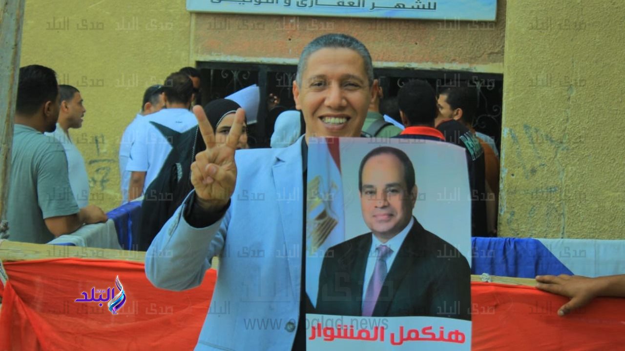 أحد مؤيدي السيسي أمام مكتب توثيق بدر