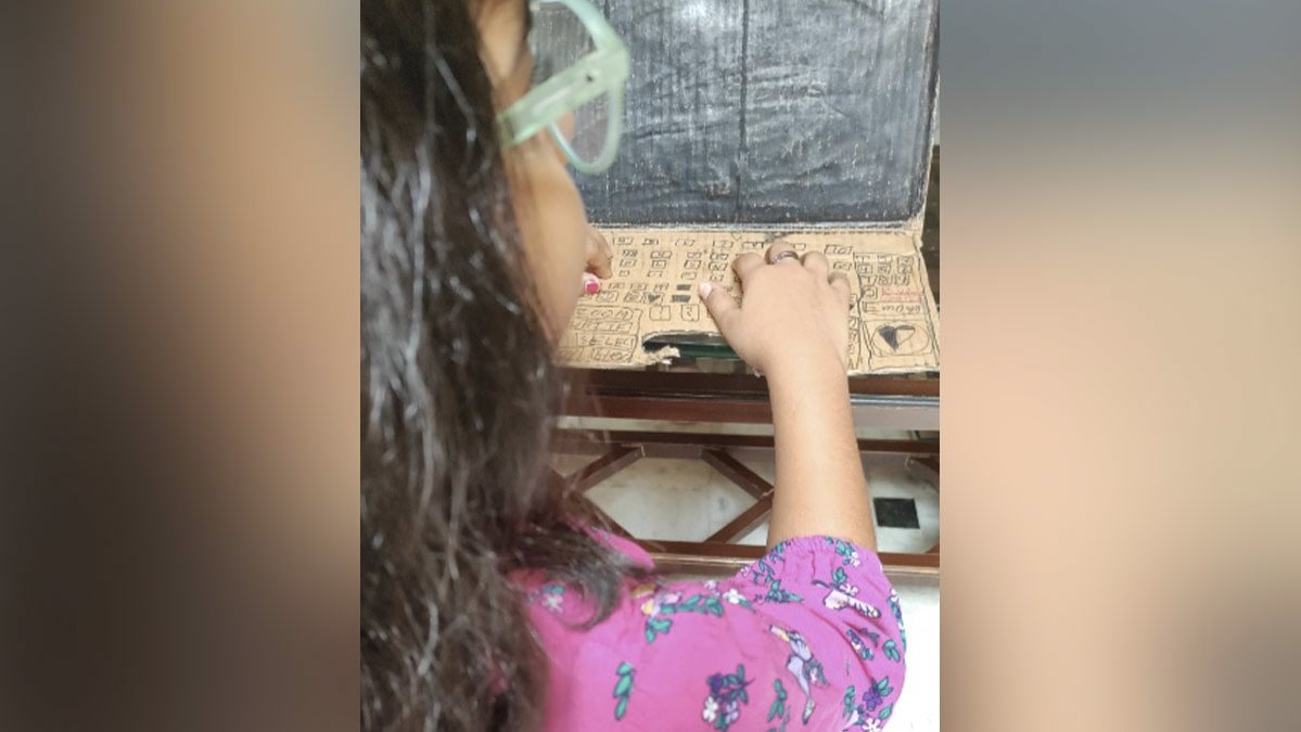 بعد حرمانها منه.. طفلة تصنع لابتوب خاص بها 