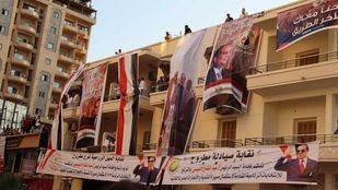 صور الرئيس السيسي تغطى واجهات العمارت 