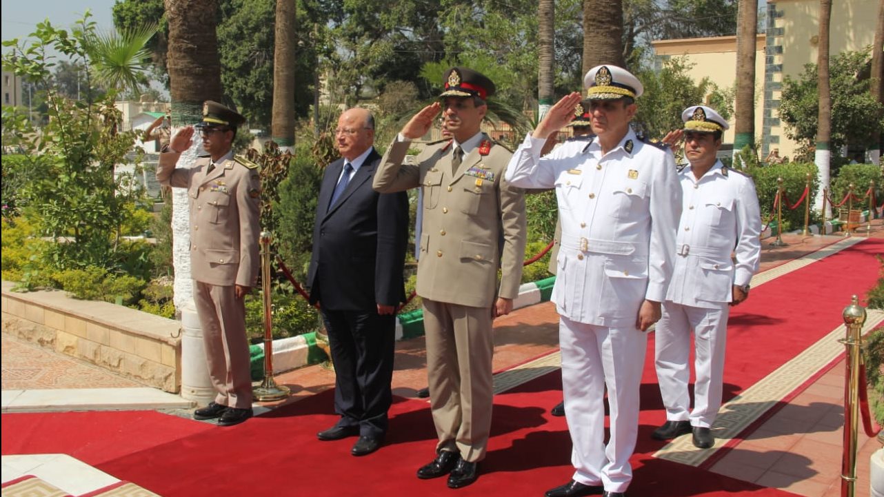 وزير الدفاع ينيب قادة الجيوش والمناطق لوضع أكاليل الزهور على