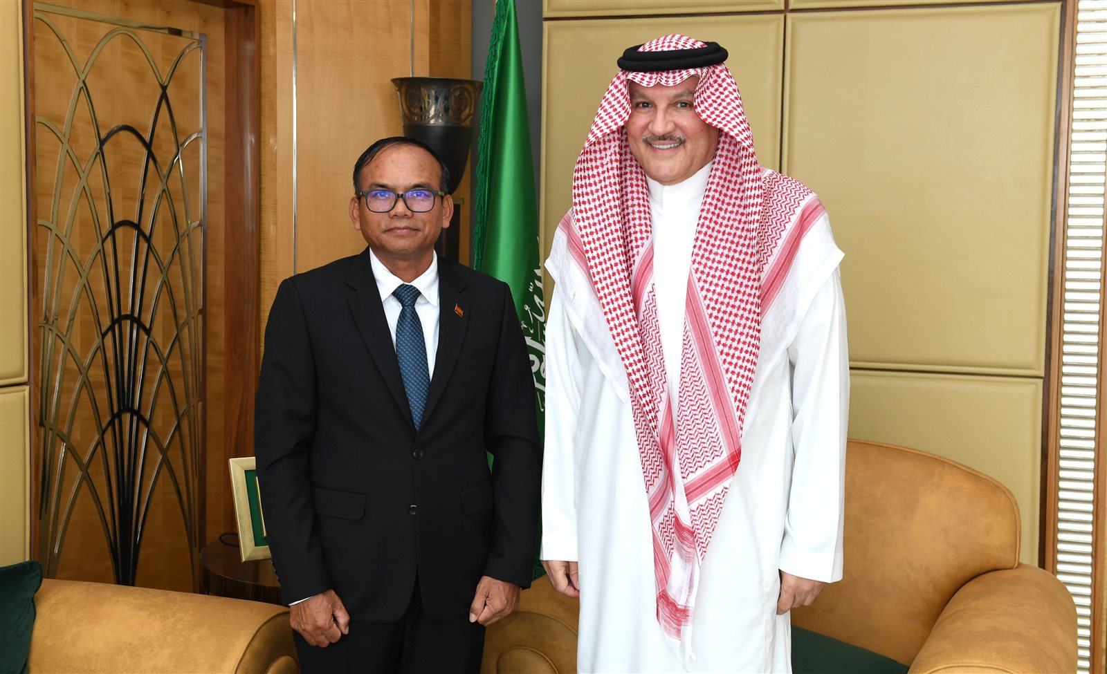 سفير السعودية لدى مصر يستقبل السفير الكمبودي
