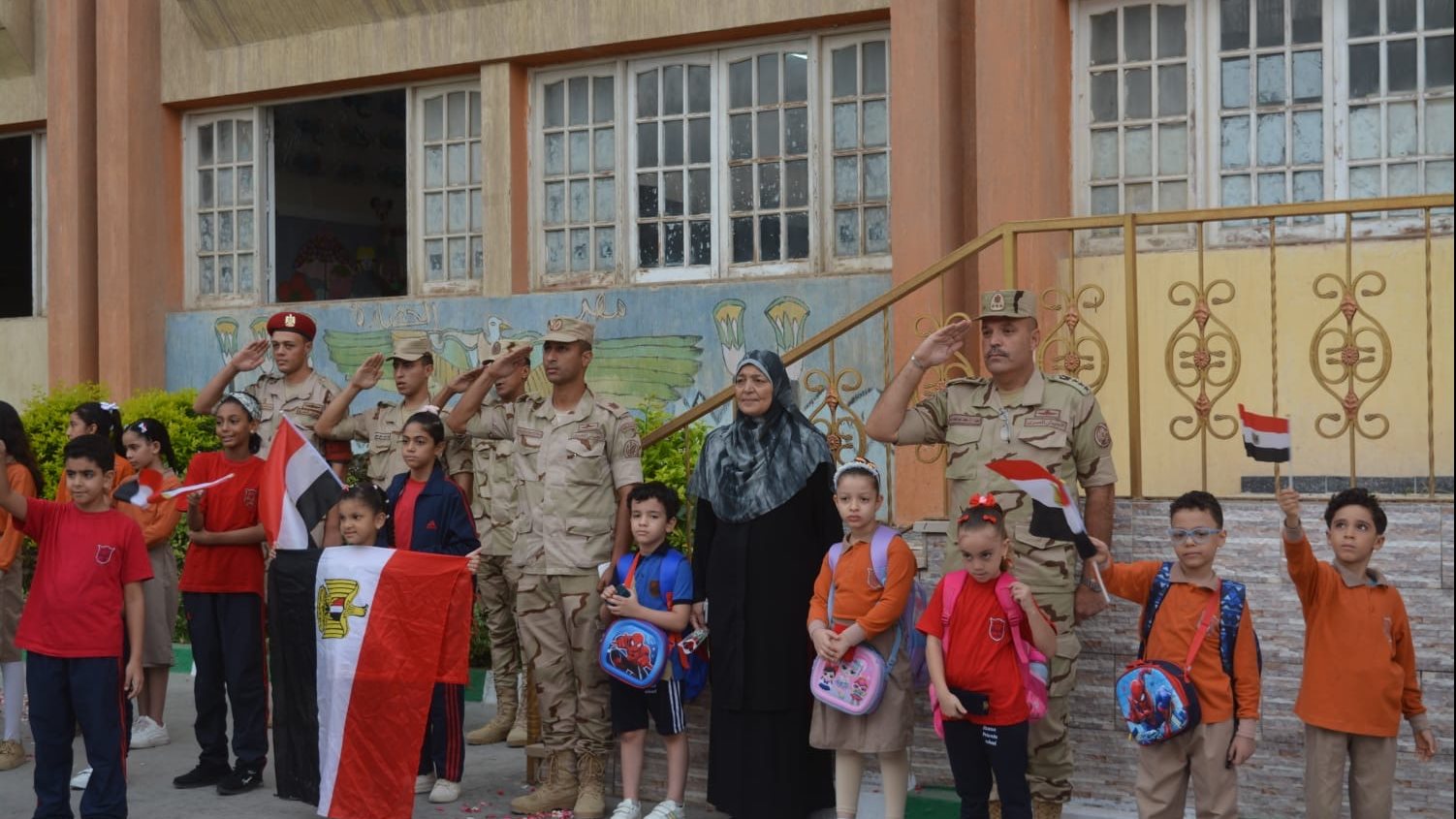 القوات المسلحة تكرم عدد من أبناء الشهداء والمصابين