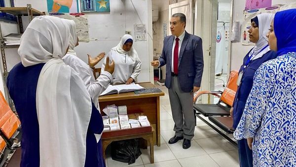 وكيل وزارة الصحة خلال الجولة وكيل وزارة الصحة خلال الجولة