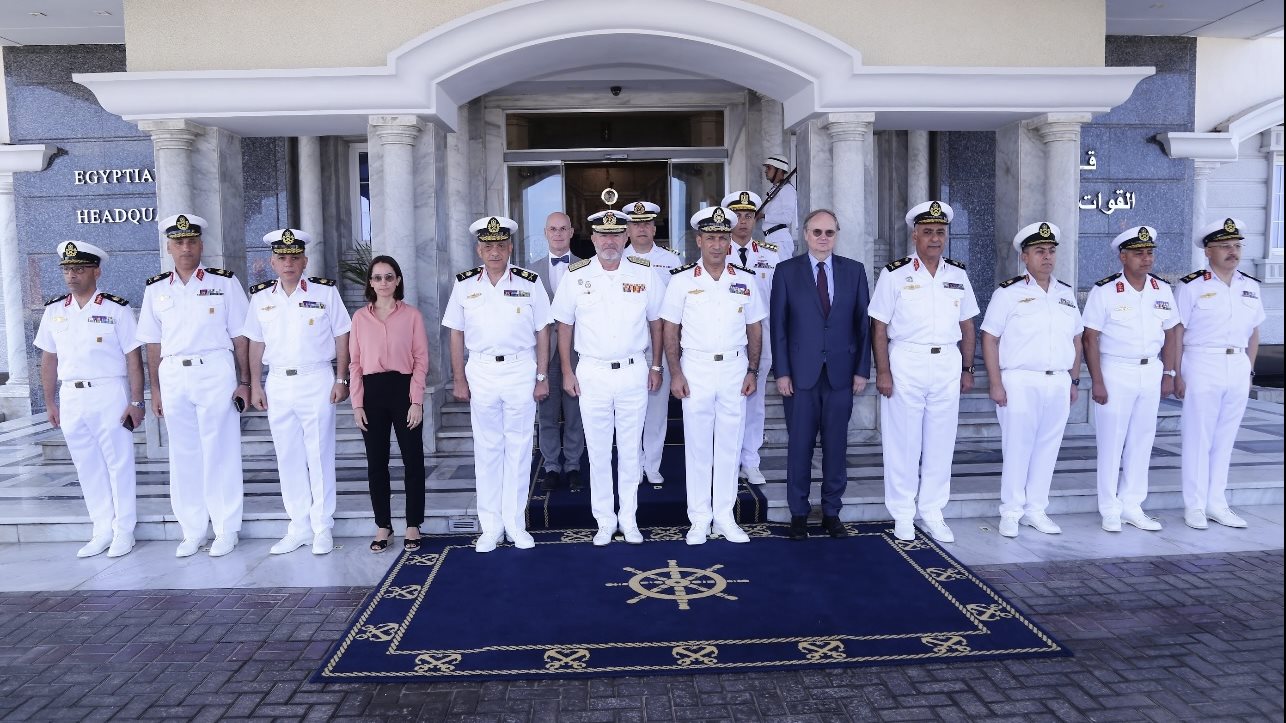 الفريق أشرف عطوة قائد القوات البحرية