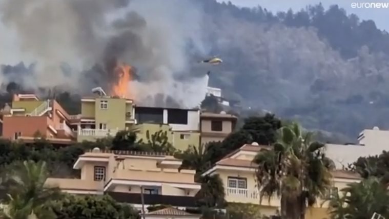 اجلاء الألاف بعد اندلاع حرائق الغابات 