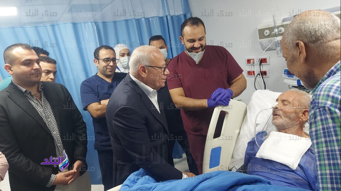 محافظ بورسعيد يزور بطل رفع الأثقال الاوليمبي محمود عبيدة بمج