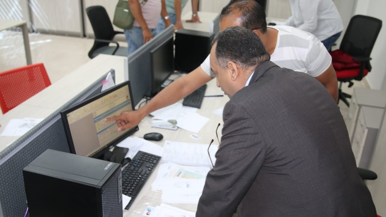 رئيس جامعة طيبة التكنولوجية يتابع انتظام الدراسة ويلتقي الطل