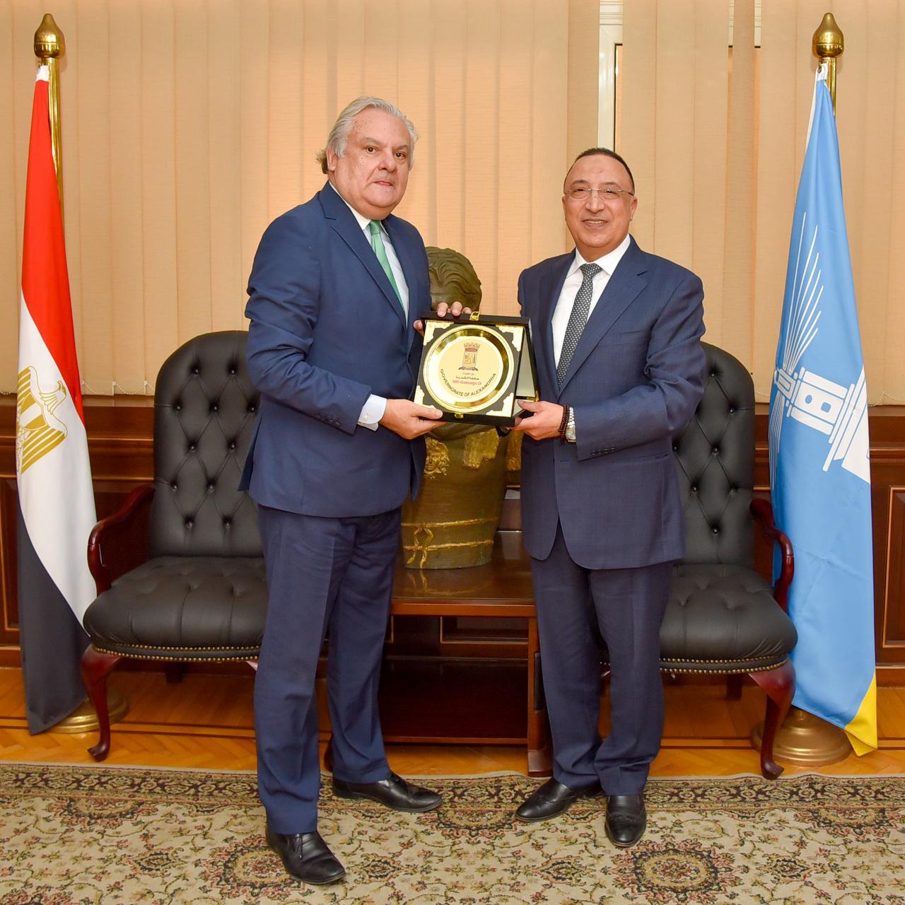 محافظ الإسكندرية يكرم سفير البيرو