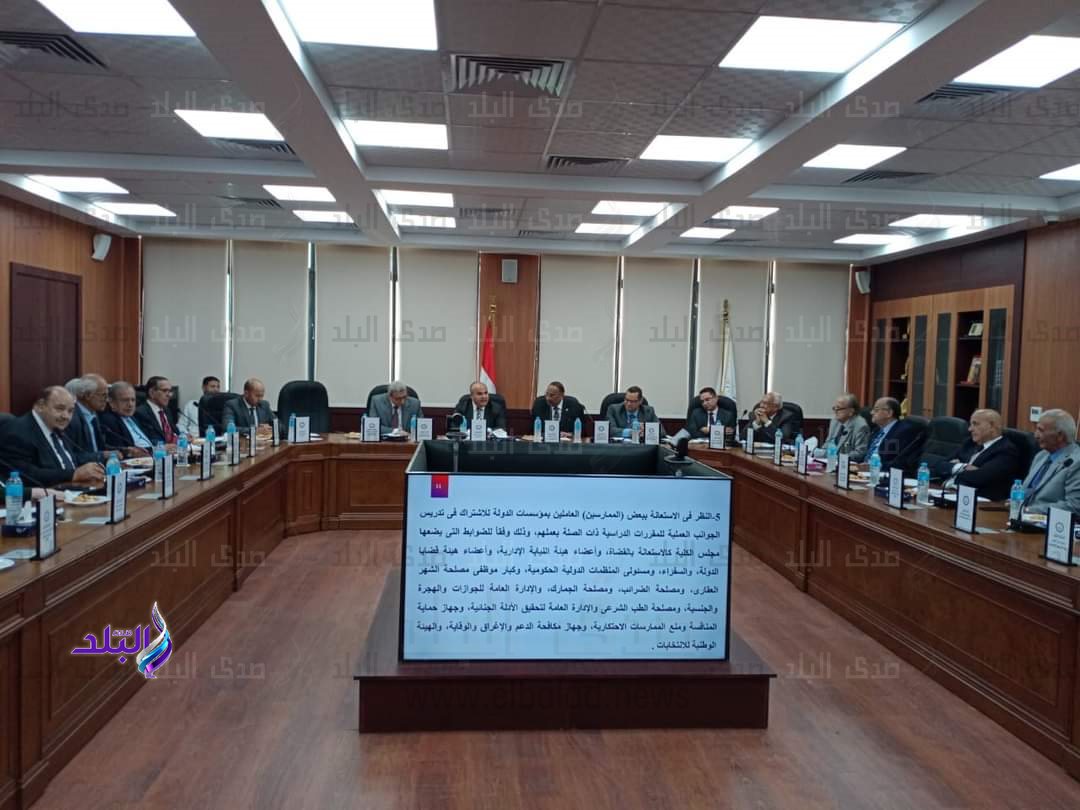 مجلس كلية الحقوق يعقد اجتماعه الدورى2