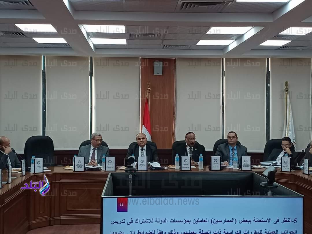 مجلس كلية الحقوق يعقد اجتماعه الدورى1