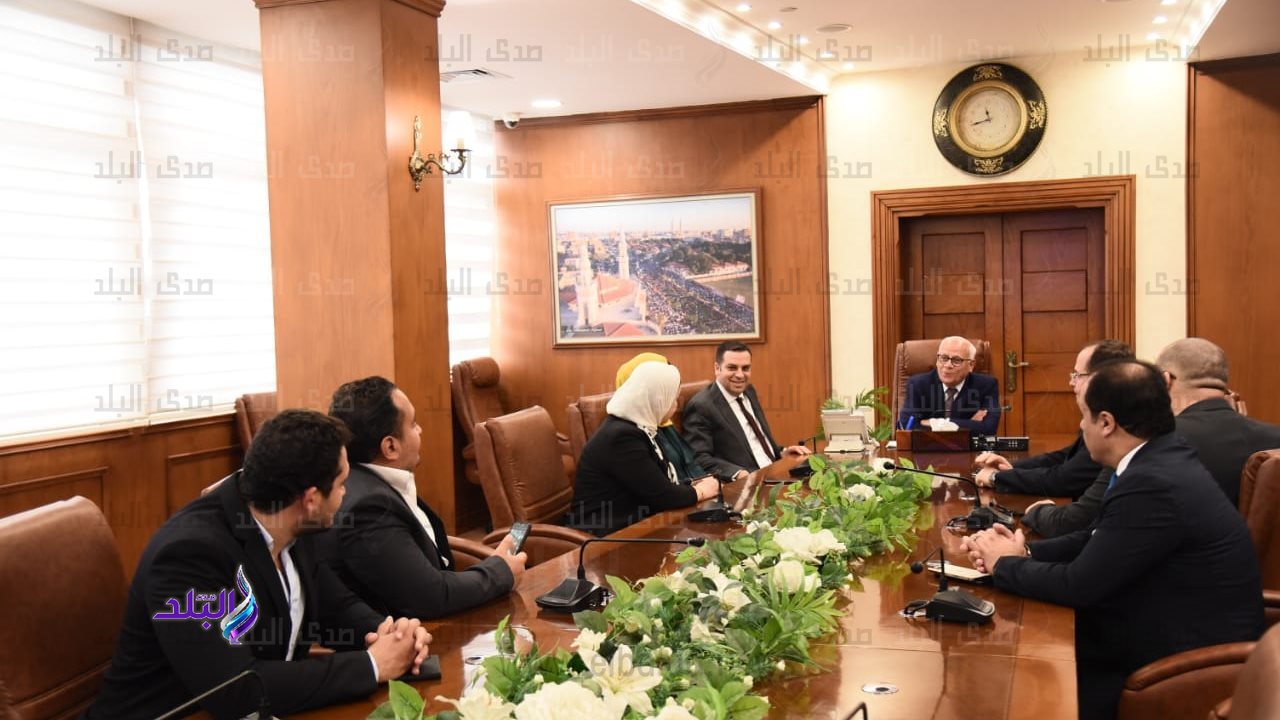 محافظ بورسعيد يلتقي ممثلي وزارة الكهرباء ووزارة السياحة