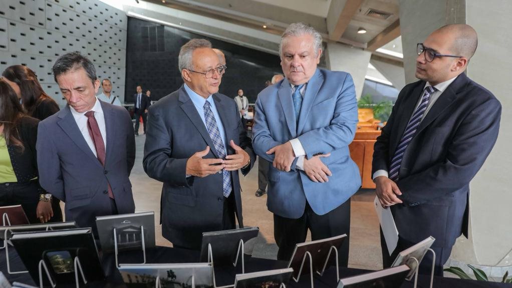 سفير بيرو بمكتبة الاسكندرية