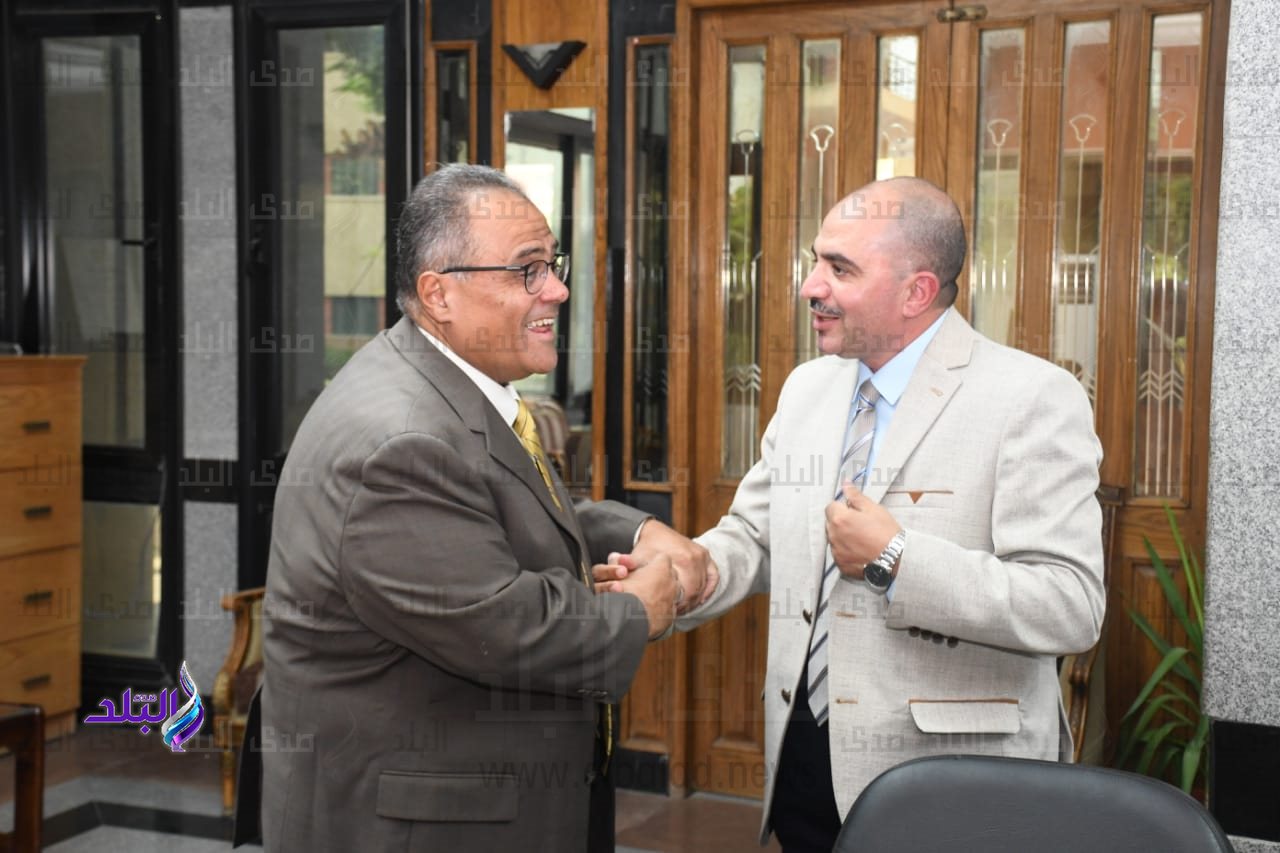 نائب رئيس جامعة عين شمس يقدم منح شخصية للطلاب الاوائل والنابغين10