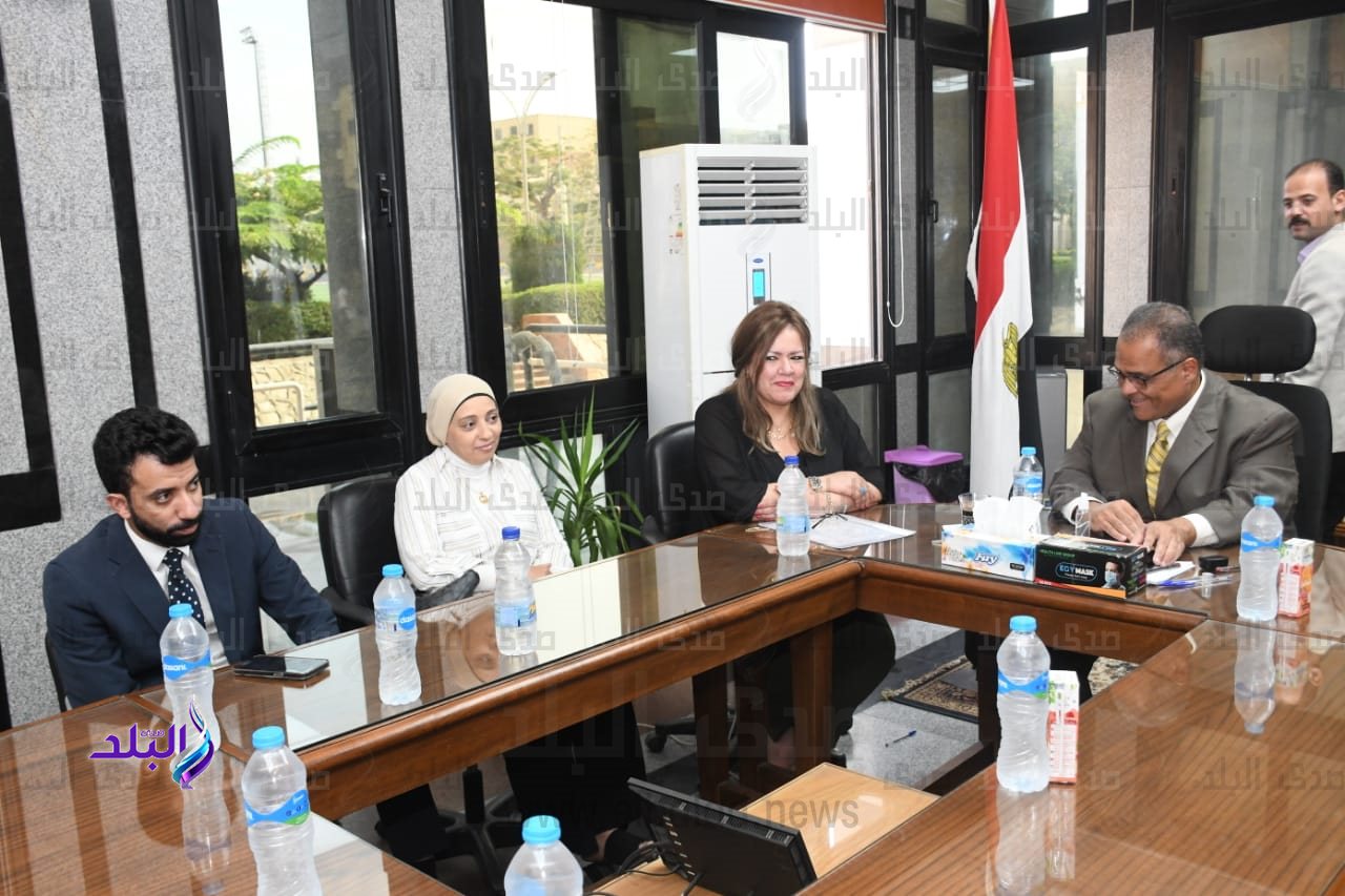 نائب رئيس جامعة عين شمس يقدم منح شخصية للطلاب الاوائل والنابغين8