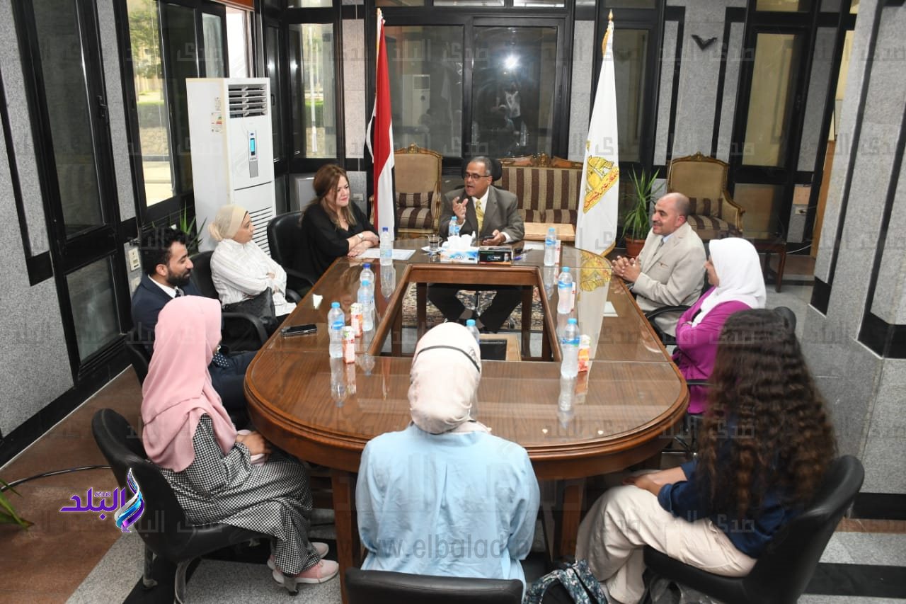 نائب رئيس جامعة عين شمس يقدم منح شخصية للطلاب الاوائل والنابغين7