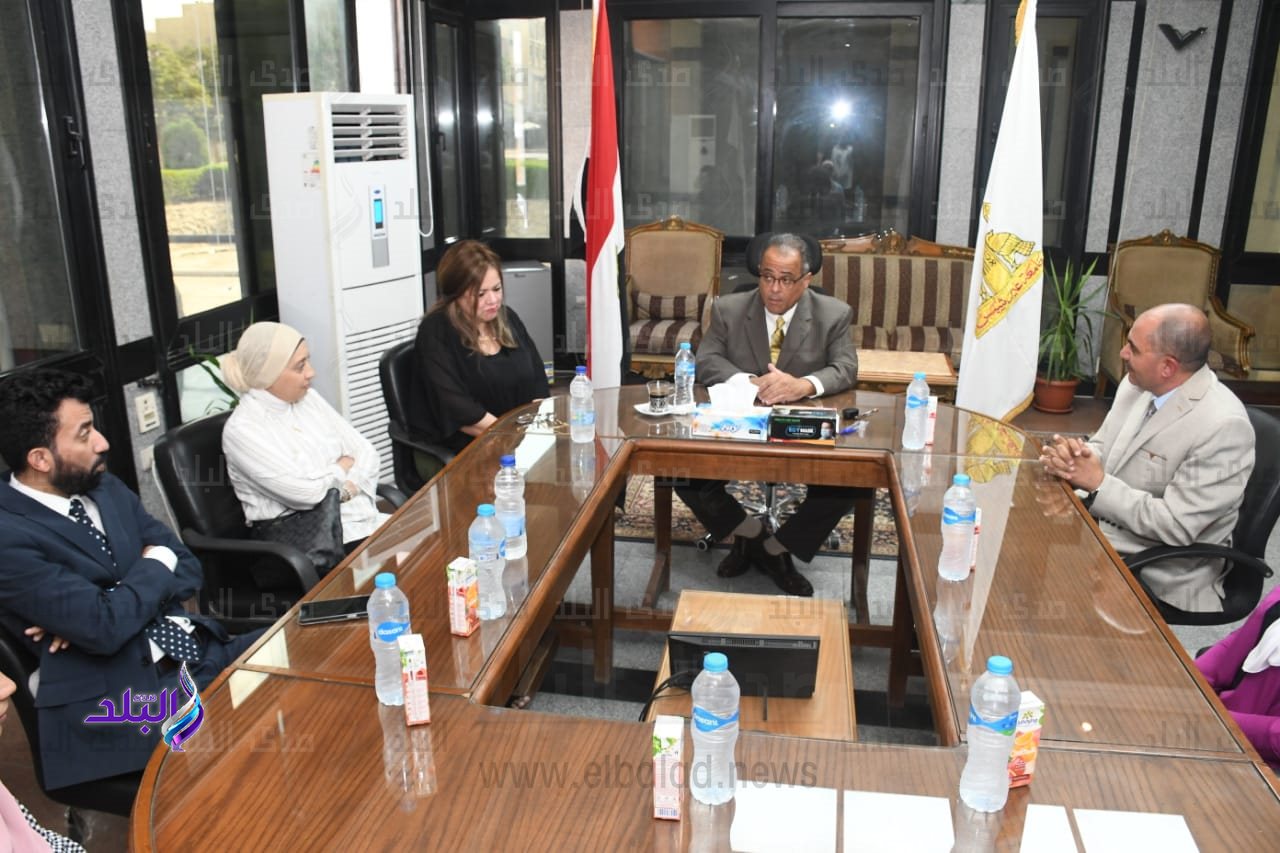 نائب رئيس جامعة عين شمس يقدم منح شخصية للطلاب الاوائل والنابغين6