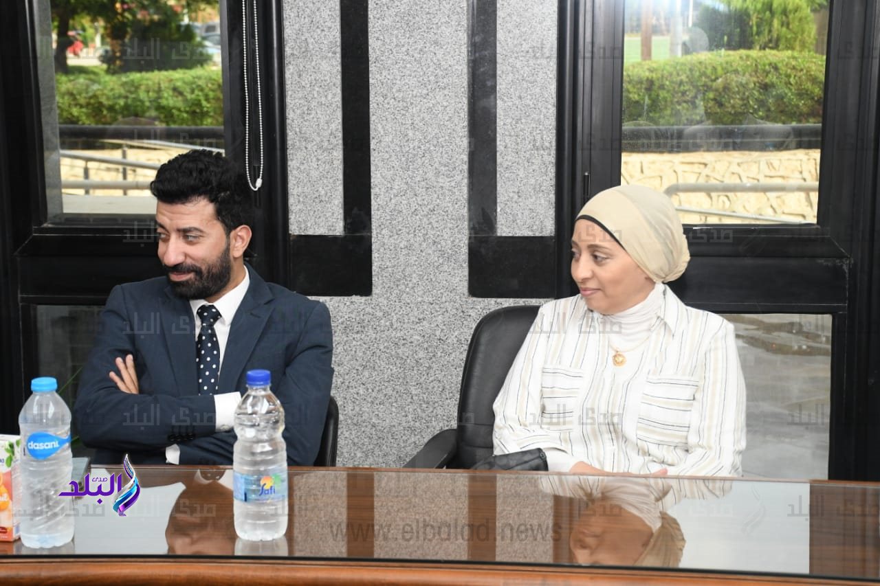 نائب رئيس جامعة عين شمس يقدم منح شخصية للطلاب الاوائل والنابغين5