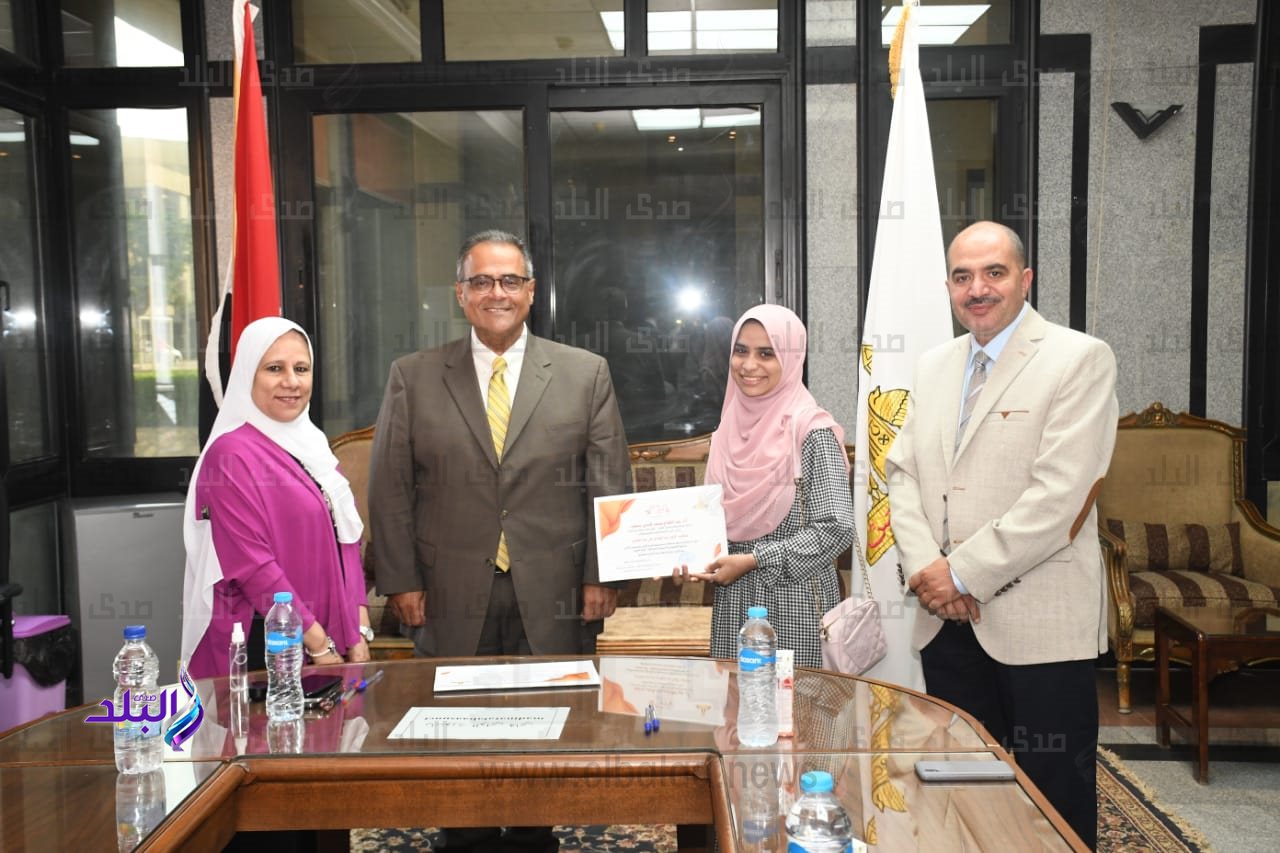 نائب رئيس جامعة عين شمس يقدم منح شخصية للطلاب الاوائل والنابغين2