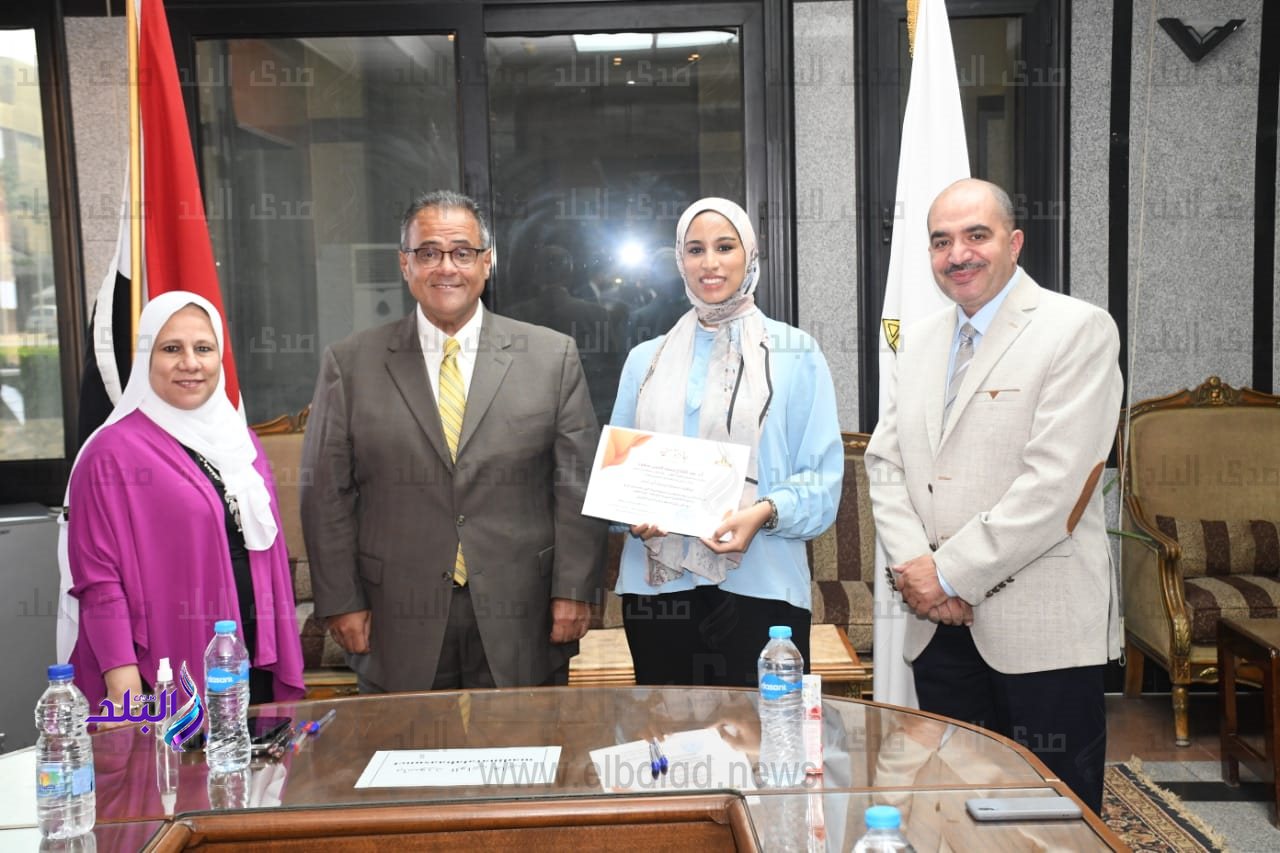 نائب رئيس جامعة عين شمس يقدم منح شخصية للطلاب الاوائل والنابغين1