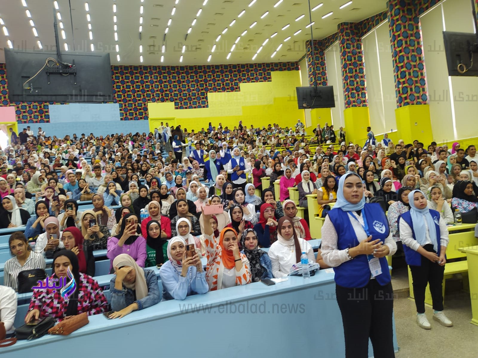 عميدة آداب عين شمس تكرم الإعلامي أسامة منير والمطرب أحمد حمادة و صانع المحتوى أحمد إبراهيم4