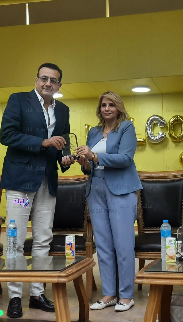 عميدة آداب عين شمس تكرم الإعلامي أسامة منير والمطرب أحمد حمادة و صانع المحتوى أحمد إبراهيم3