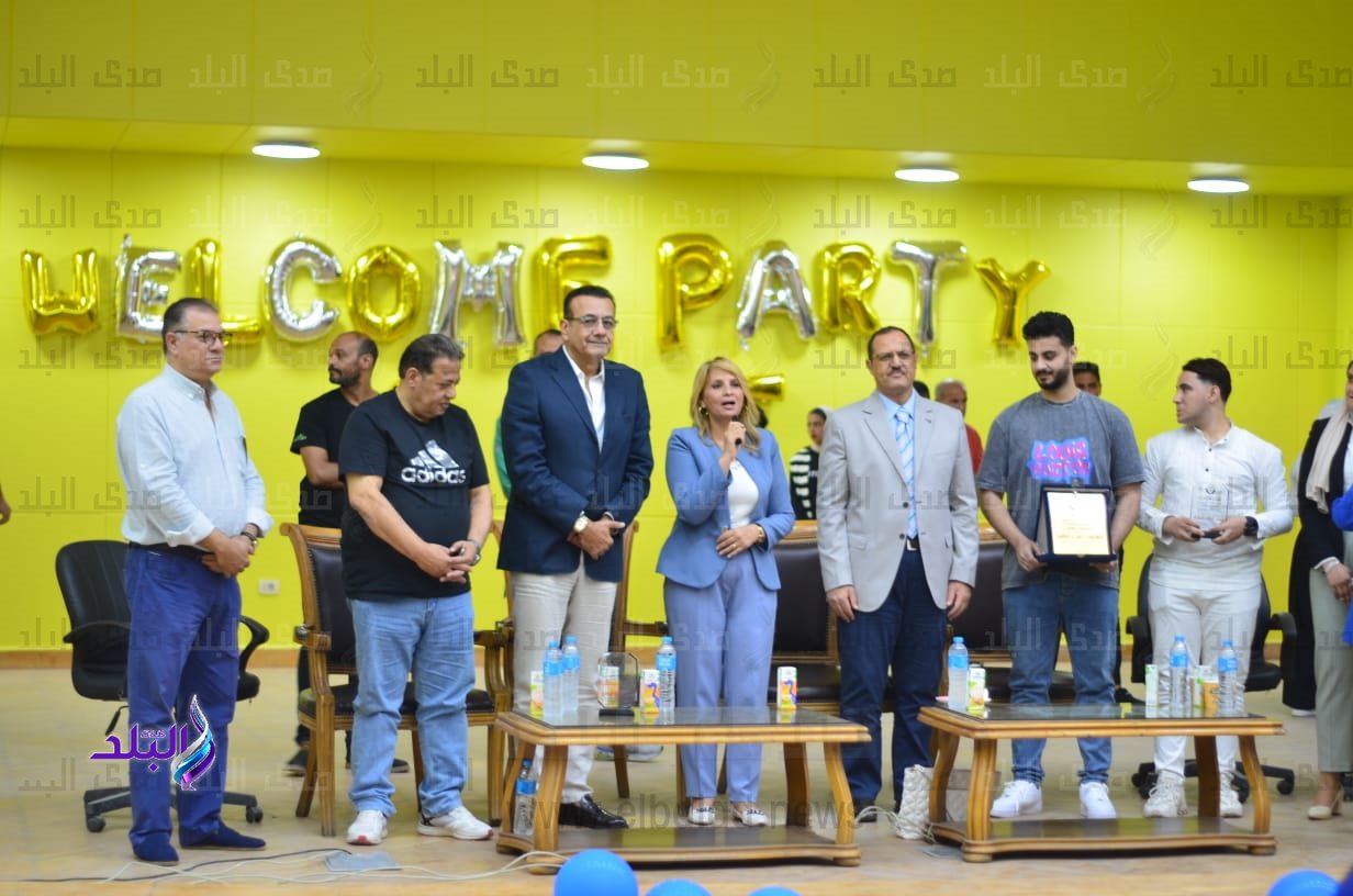 عميدة آداب عين شمس تكرم الإعلامي أسامة منير والمطرب أحمد حمادة و صانع المحتوى أحمد إبراهيم2