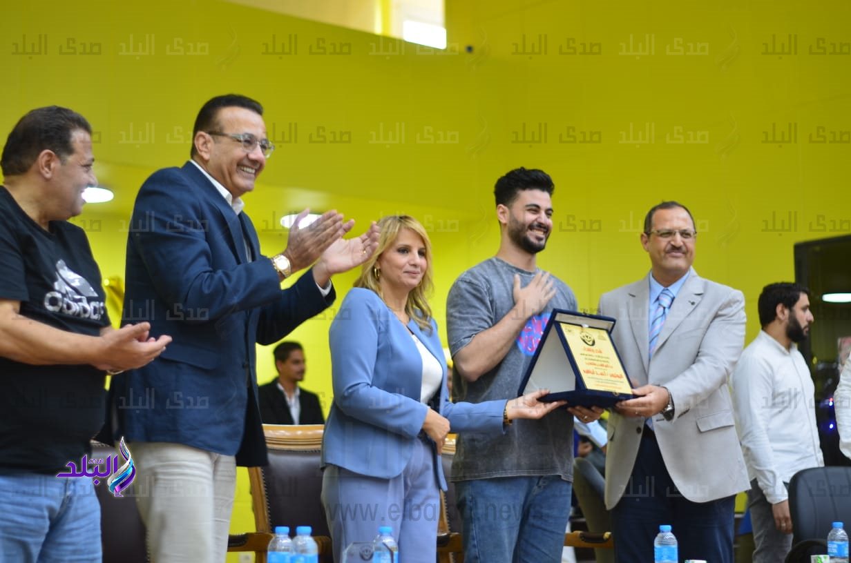 عميدة آداب عين شمس تكرم الإعلامي أسامة منير والمطرب أحمد حمادة و صانع المحتوى أحمد إبراهيم