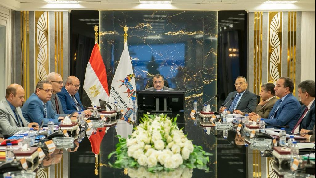 وزير الإنتاج الحربي يتابع موقف موازنة شركات ووحدات الوزارة