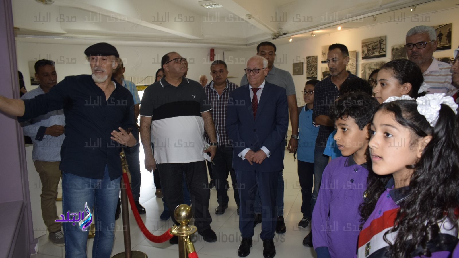 محافظ بورسعيد يصطحب عددا من الطلاب في جولة تفقدية 