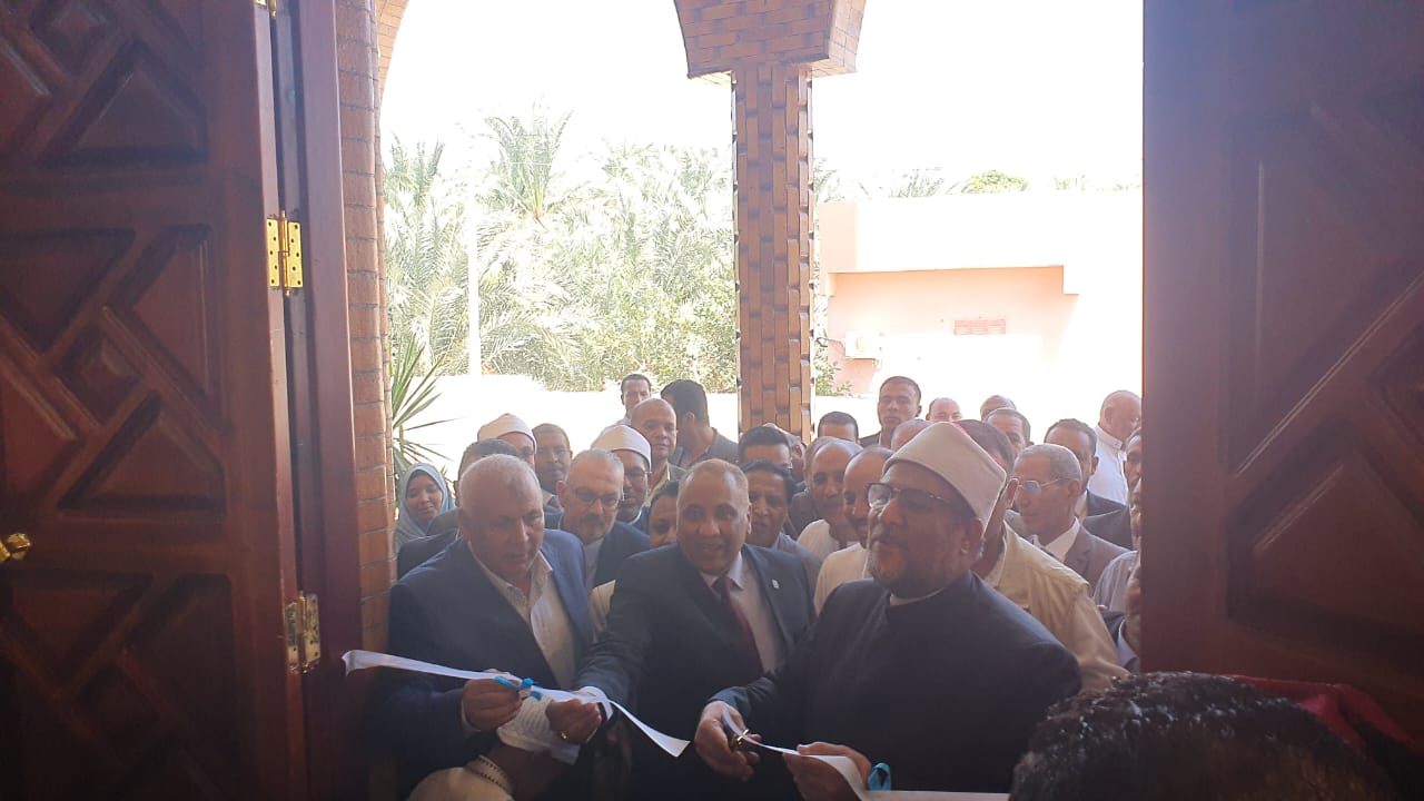 أثناء الافتتاح