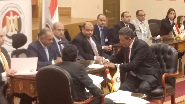 حازم عمر أثناء تقدمه باوراق ترشحه