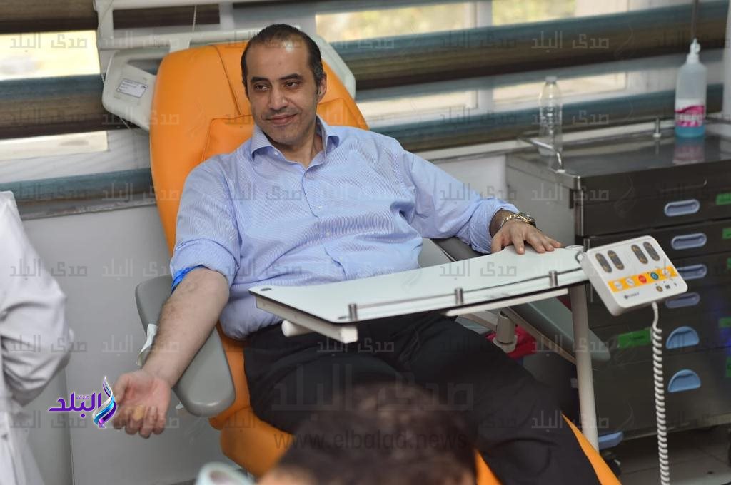 المستشار محمود فوزي أثناء التبرع بالدم 