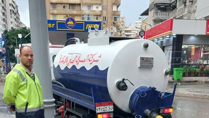 عمال شركة الصرف الصحي ينزحون المياه بالاسكندرية