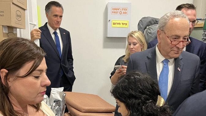 النواب الأمريكان داخل أحد الملاجئ بتل أبيب