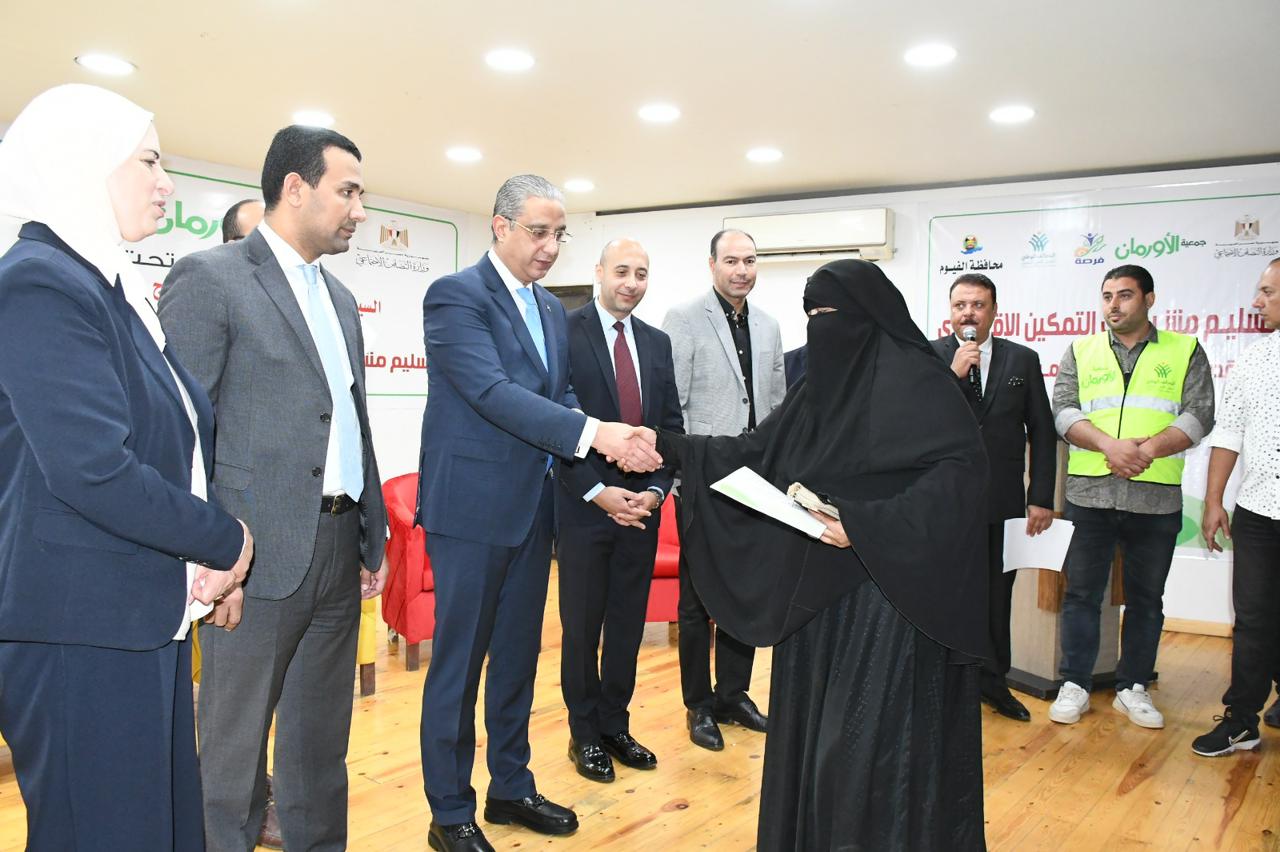 محافظ الفيوم أثناء التسليم