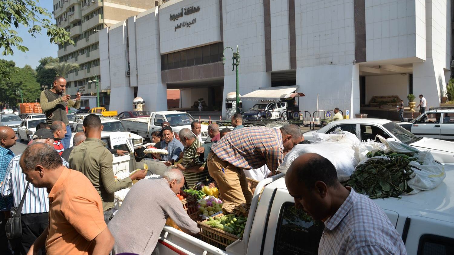 إقبال على منافذ السلع الغذائية المتنقلة بأسيوط 