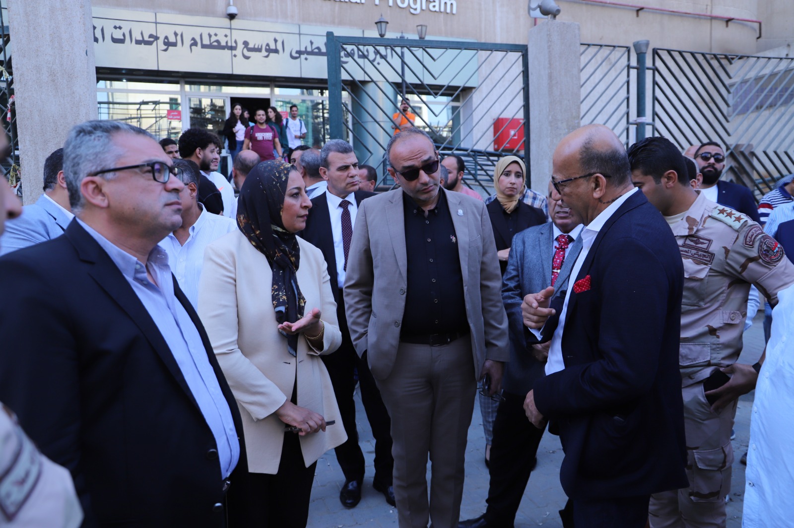 الدكتورة غادة فاروق والدكتورعبد الفتاح سعود فى جولة بمدينة عين شمس الطبية 3