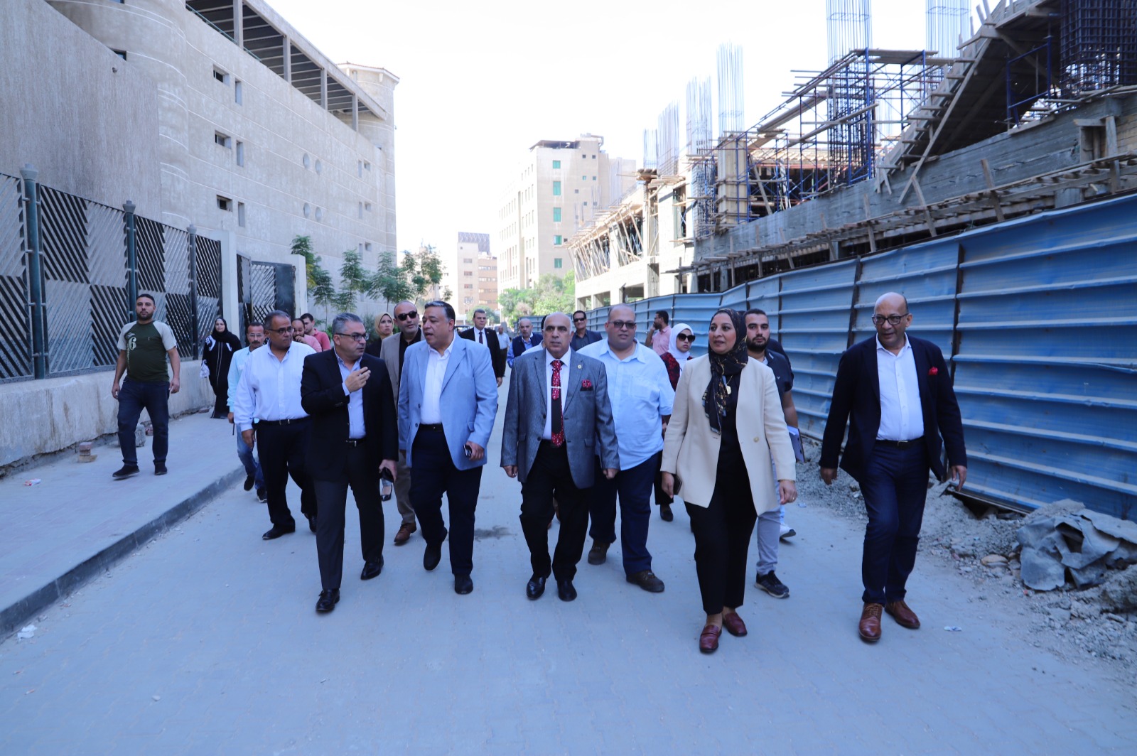 الدكتورة غادة فاروق والدكتورعبد الفتاح سعود فى جولة بمدينة عين شمس الطبية1