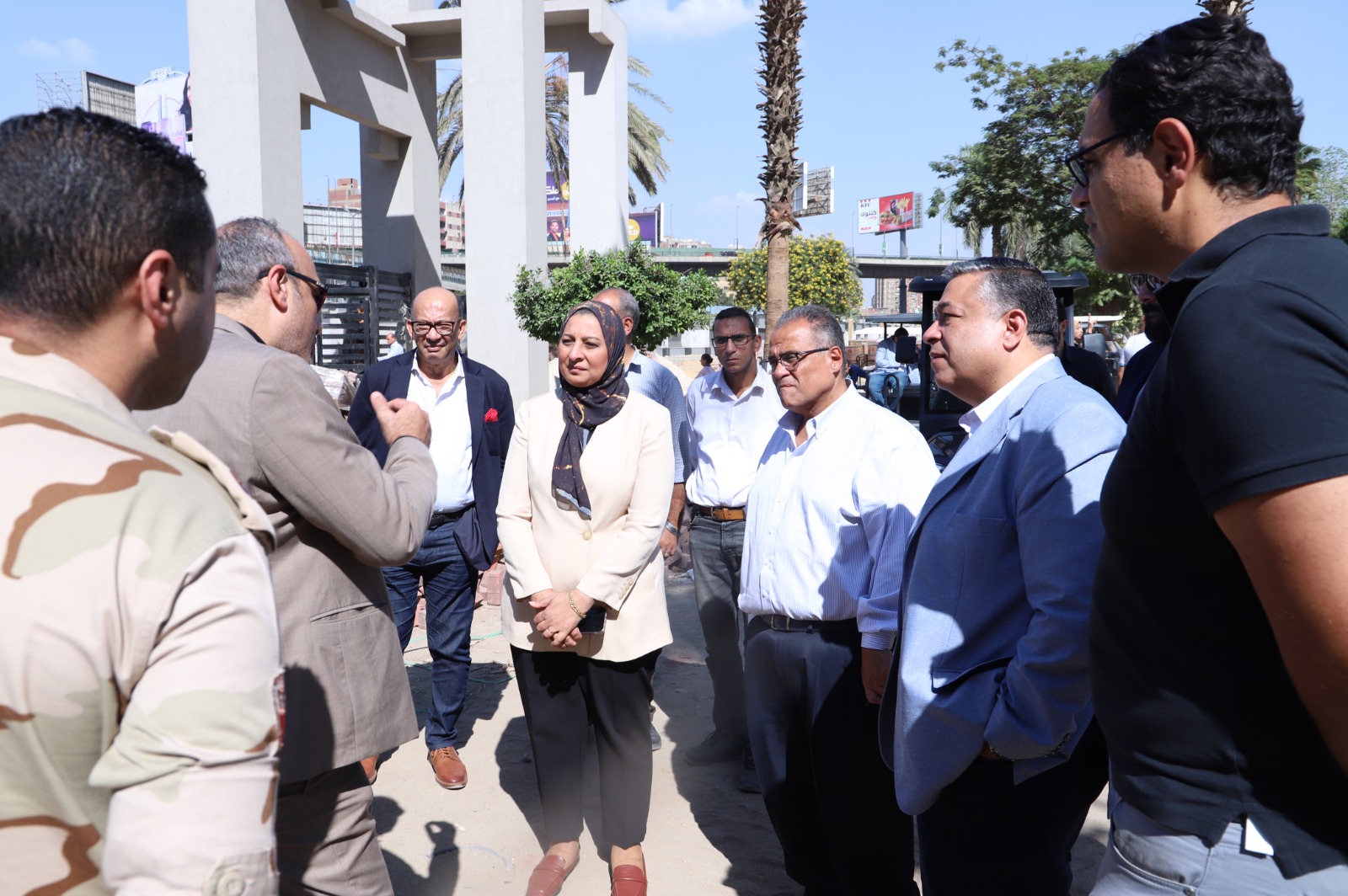 الدكتورة غادة فاروق والدكتورعبد الفتاح سعود فى جولة بمدينة عين شمس الطبية