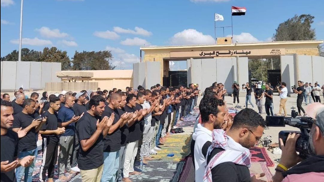 صلاة الغائب امام معبر رفح