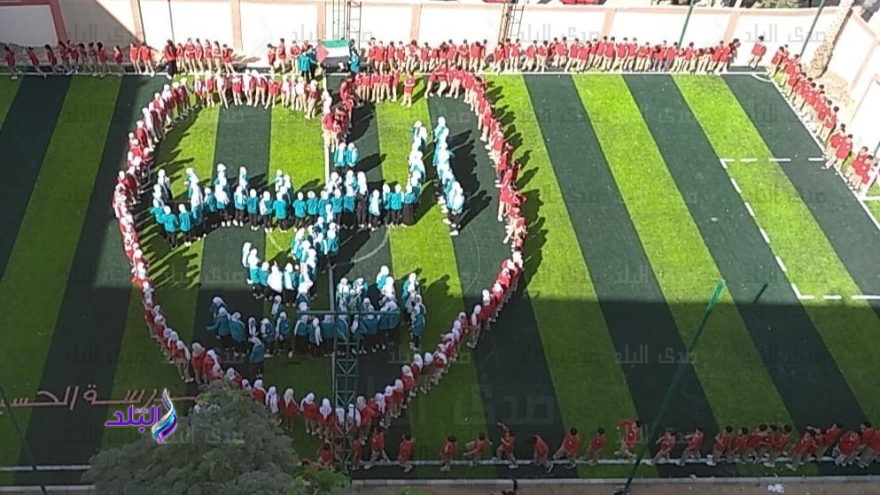 طلاب مدرسة بالقاهرة يرسمون بأجسادهم جملة "القدس في القلب"