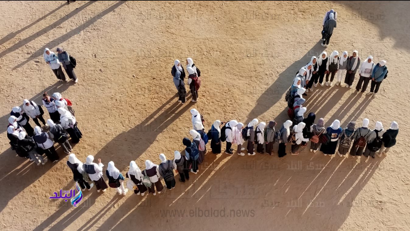 طلاب يرسمون بأجسادهم اسم غزة في طابور الصباح