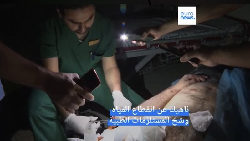 طبيب يجري عملية جراحية على ضوء الكشافات