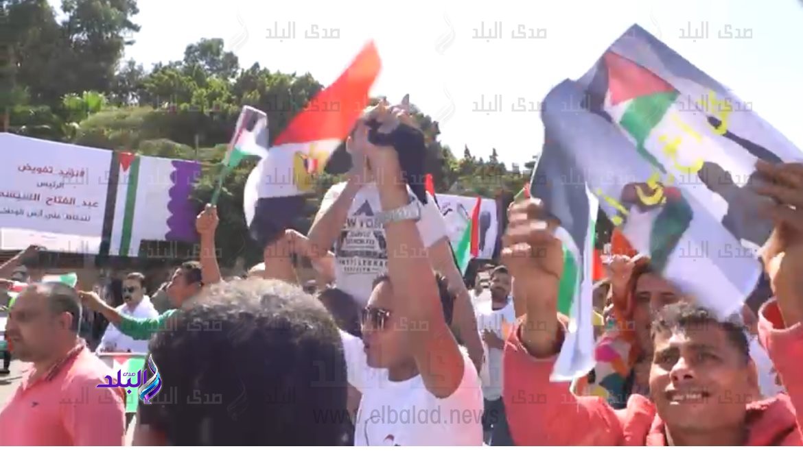 المصريون من امام النصب التذكاري