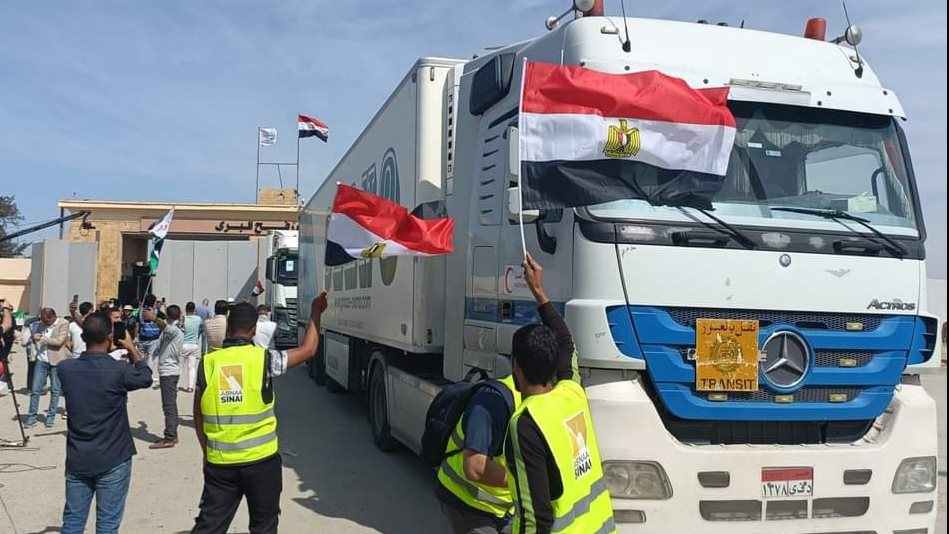 عودة الشاحنات من غزة بعد تفريغ حمولتها 